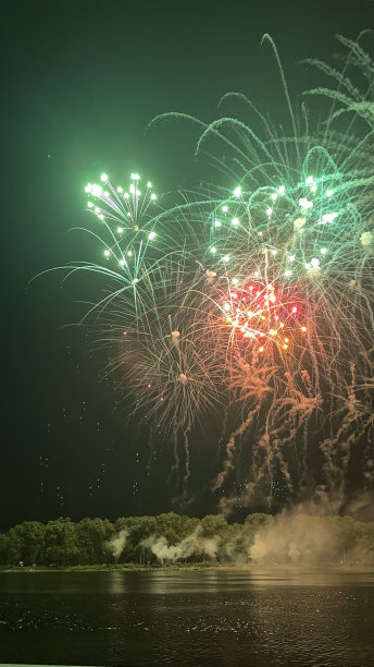 河边的烟花图片下载