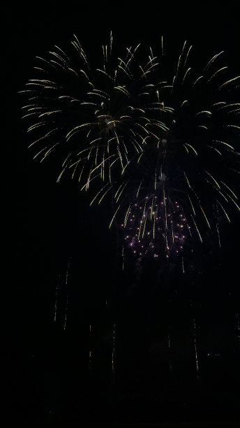 河边的烟花图片下载