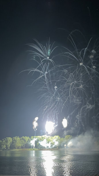 河边的烟花图片下载