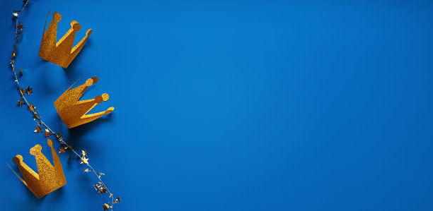 祝主显节快乐，三王节贺卡，蓝底三金冠。概念为Dia de Reyes Magos日，三位智者，主显节基督教节日图片下载