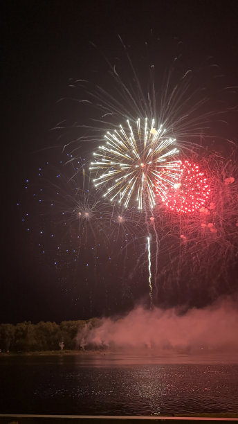 河边的烟花图片下载