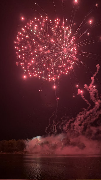 河边的烟花图片下载