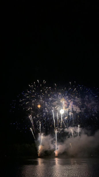 河边的烟花图片下载