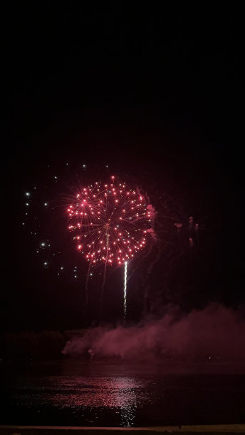 河边的烟花图片下载