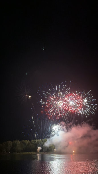 河边的烟花图片下载