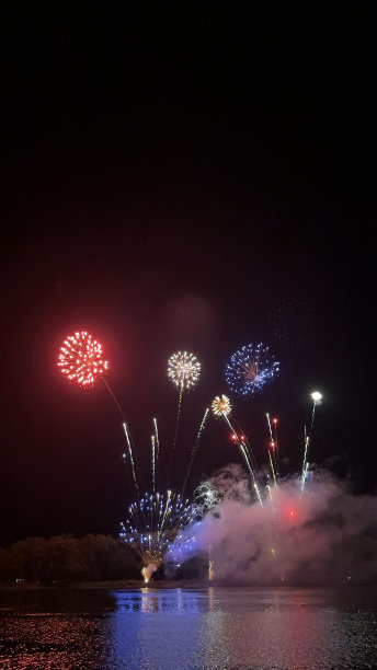 河边的烟花图片下载