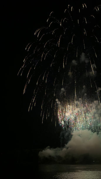 河边的烟花图片下载