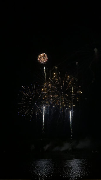 河边的烟花图片下载