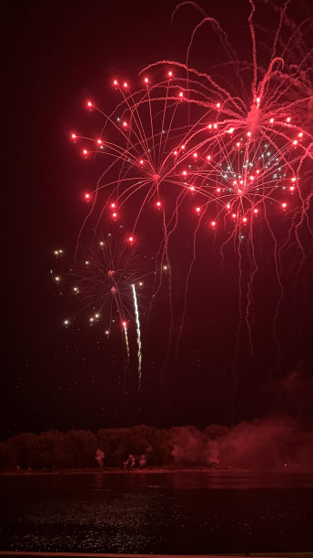 河边的烟花图片下载