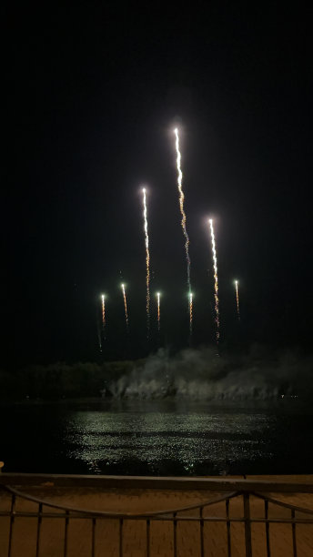 河边的烟花图片下载