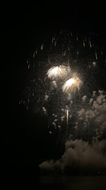 河边的烟花图片下载