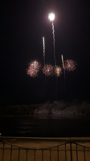 河边的烟花图片下载