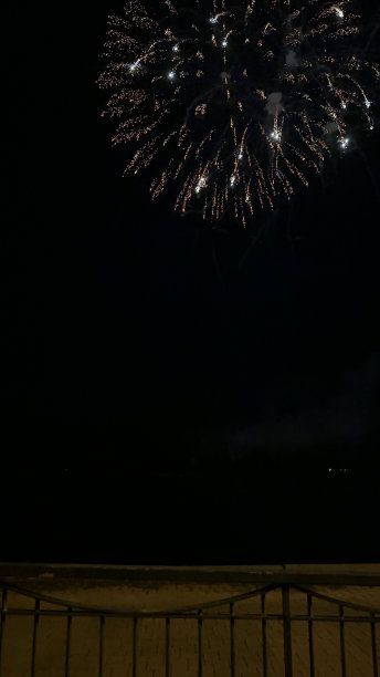 河边的烟花图片下载