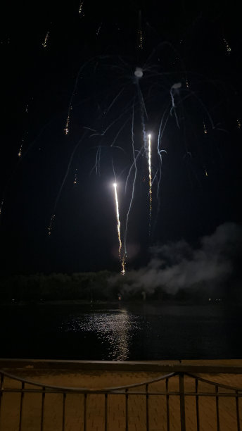 河边的烟花图片下载