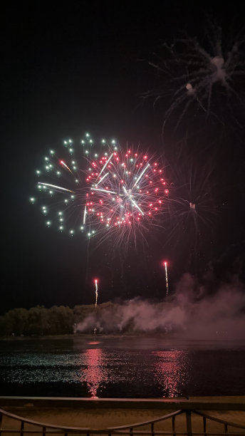 河边的烟花图片下载