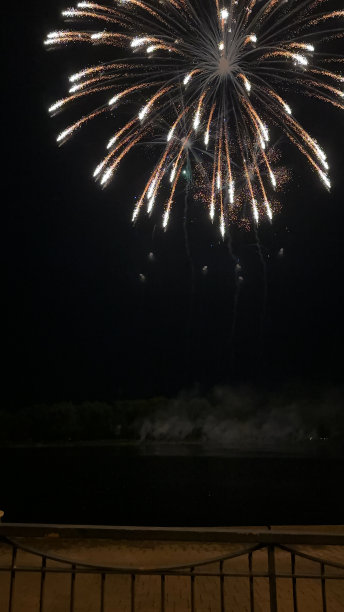 河边的烟花图片下载