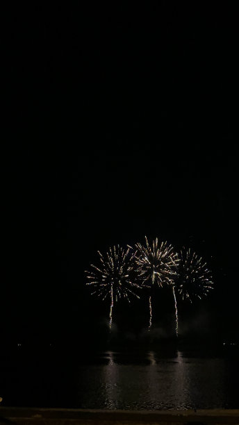 河边的烟花图片下载