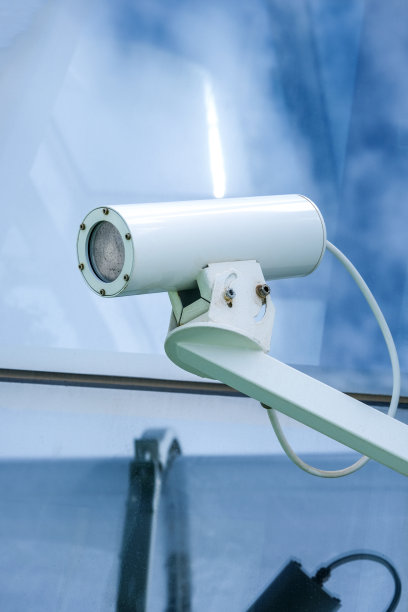 现代安全摄像头或监控摄像头在室外区域对蓝天的侧视图图片下载