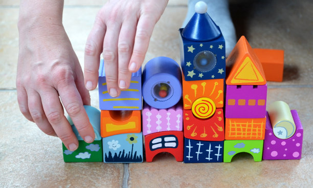 由彩色木块制成的玩具屋建筑，建筑微型城市收藏，家庭活动和爱好，教育游戏图片下载