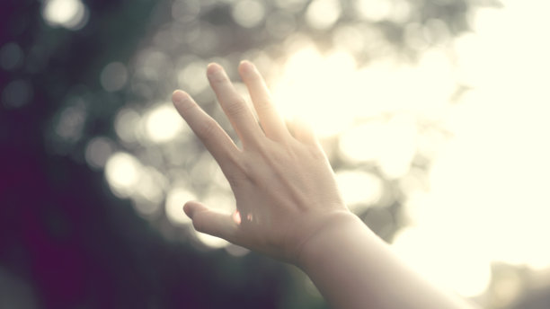 触摸着周围的幸福图片下载