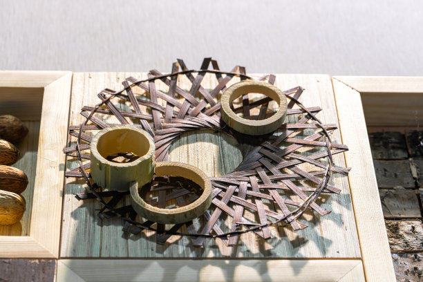 木制装饰品:锯切木材，年轮。图片下载