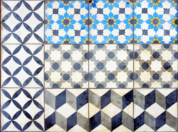 在旧地板上巧妙地排列不匹配的瓷砖图片下载