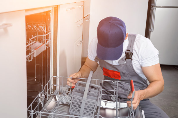 男水管工在厨房检查洗碗机部件修理图片下载