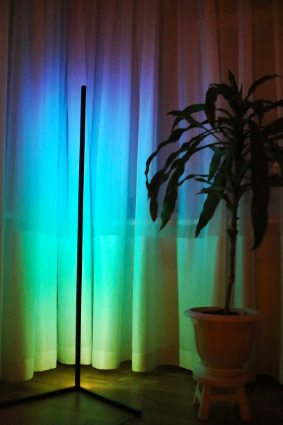 落地灯用霓虹灯渐变绿色和蓝色，黄色的花灯附近。时尚的风格。图片下载