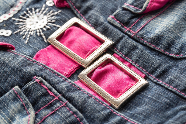 童装牛仔裤有带带和明亮的图案，背景，微距。时尚图片下载