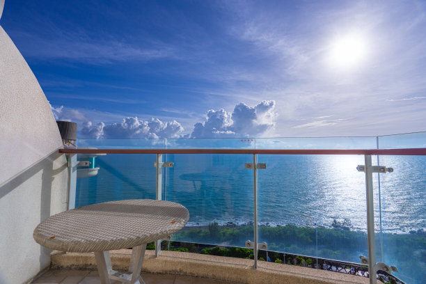 台湾垦丁，从酒店房间望向窗外的海景。图片下载