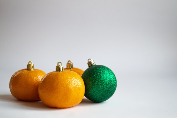 作为圣诞装饰品的橘子和新年玩具堆在一起图片下载