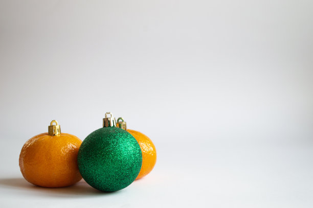 作为圣诞装饰品的橘子和新年玩具堆在一起图片下载