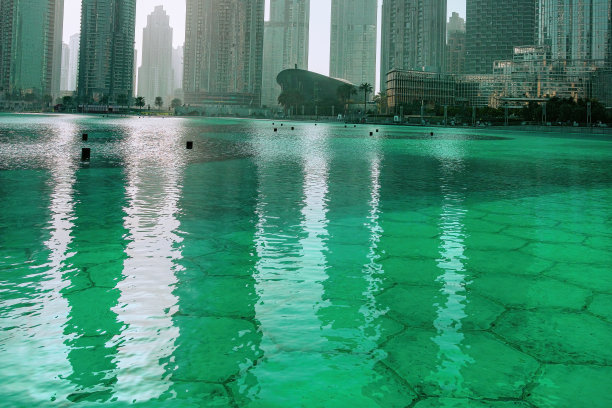 迪拜商业湾的未来建筑，位于哈利法塔下图片下载