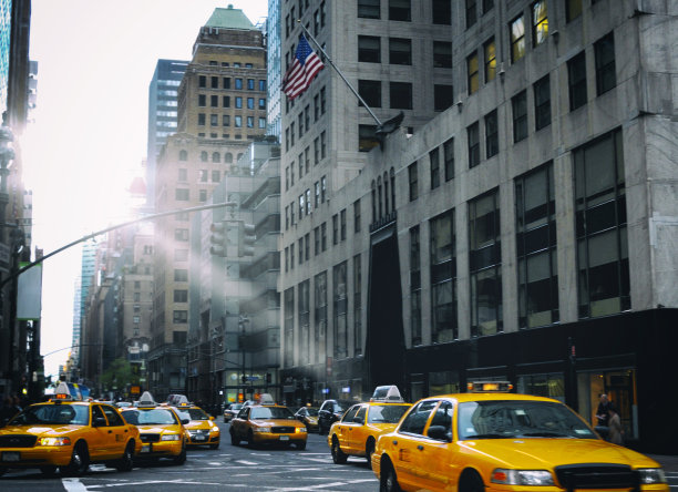 高峰时段的黄色出租车。图片下载
