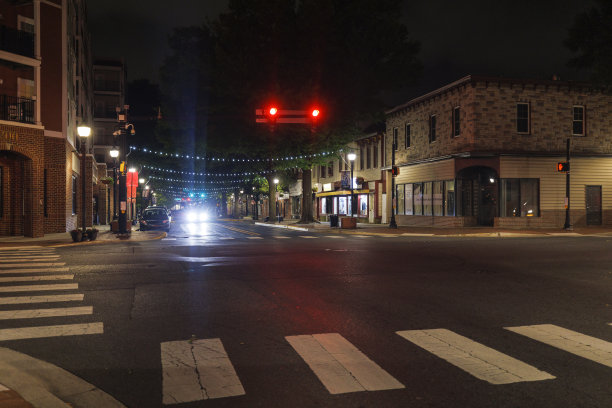 多佛的夜间人行横道上有红色的交通信号灯图片下载
