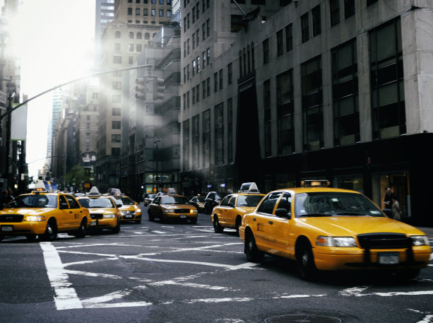 高峰时段的黄色出租车。图片下载