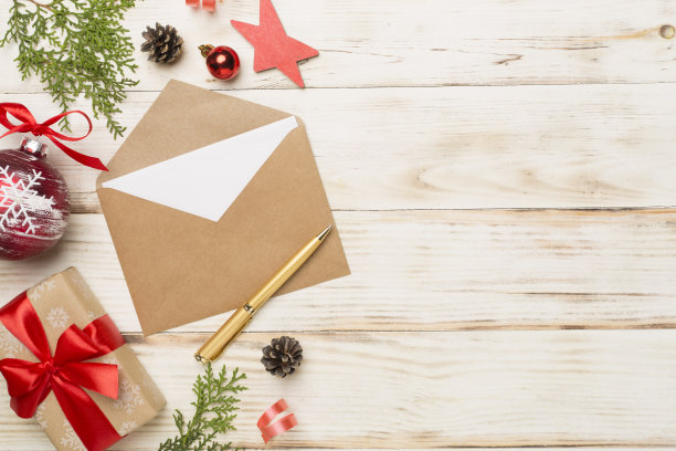 木制背景上的圣诞装饰工艺信封，俯视图图片下载