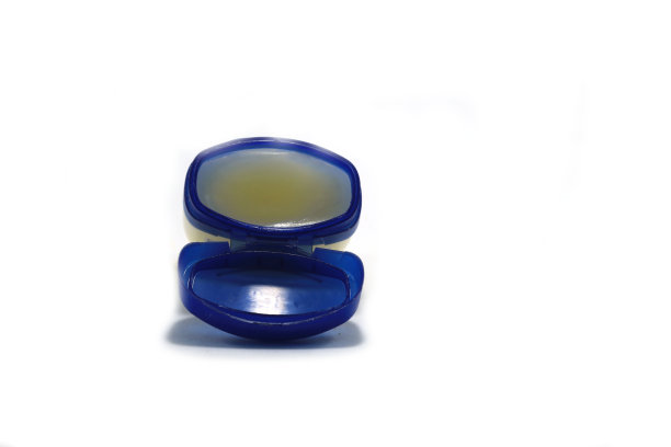 凡士林或凡士林可以在冬季或其他季节用于嘴唇，以保持嘴唇湿润和不干裂的白色背景。图片下载