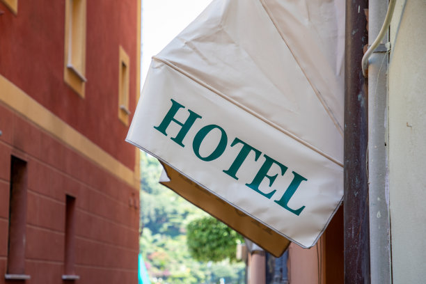 旅游城市建筑外墙标识中的酒店标识文字图片下载