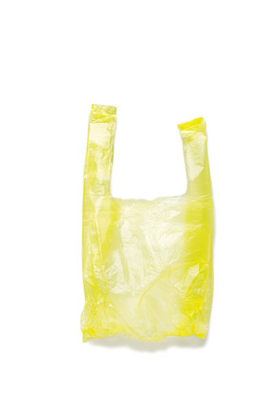 顶视图皱巴巴的黄色塑料袋孤立在白色的背景上，剪掉了物体。一次性聚乙烯包，食品袋，减少废物，可重复使用材料，非塑料图片下载