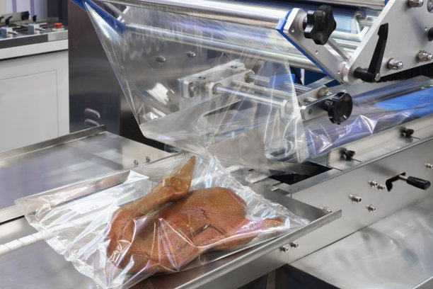 线性食品塑料托盘包装热封口机。食品行业概念背景图片下载