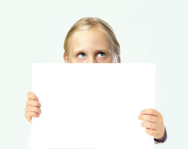 可爱的金发女孩抱着白色的空白横幅板与白色背景上的复制空间图片下载