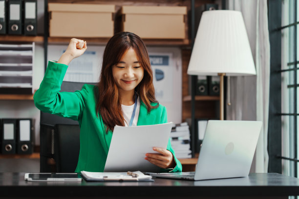 可爱的亚洲韩国商业女性作为MBA应届毕业生没有经验的工作和职业机会，远程在线工作看到详细的工作要求，薪酬，持续时间，雇主的历史图片下载
