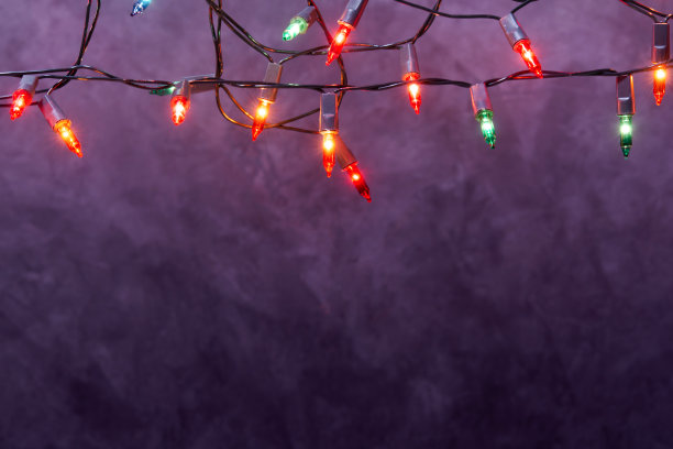 圣诞灯串在阁楼墙背景与复制空间图片下载