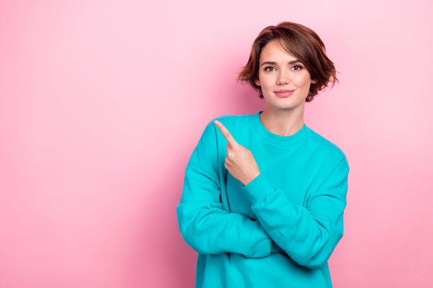 照片积极开朗的妇女指导手指空的空间海报购物中心商店开业孤立的粉红色背景图片下载