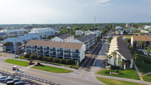 排多层海滩公寓，公寓和度假租赁社区，海滩社区沿着98风景海湾大道米拉马尔海滩在沃尔顿，佛罗里达州，美国图片下载