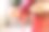 亚洲妇女装饰房子庆祝中国新年。把传统的挂件挂在中国农历新年上以求好运。中文意思是祝福图片下载