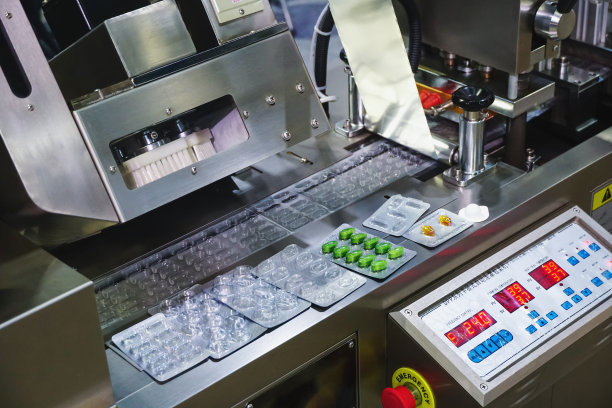 医药行业胶囊吸塑包装机。药品包装机。图片下载