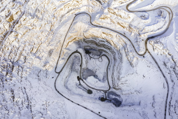 露天铁矿开采的俯视图图片下载