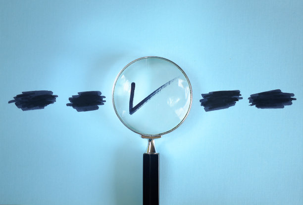 用放大镜放大正确的选择或选中蓝色背景上的标记。经营理念，理念，正确的选择，质量控制，审批和合同分配图片下载